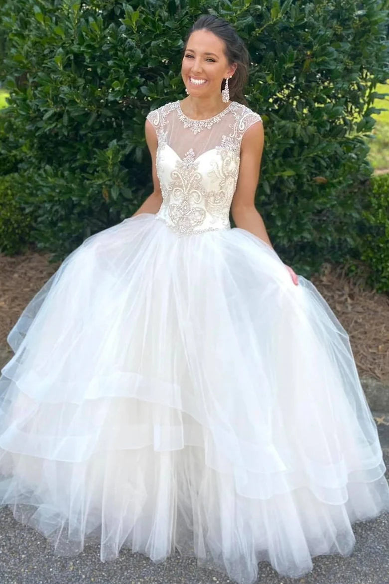 Vestido de novia con escote en forma de corazón, cuentas y capas, con cuello redondo